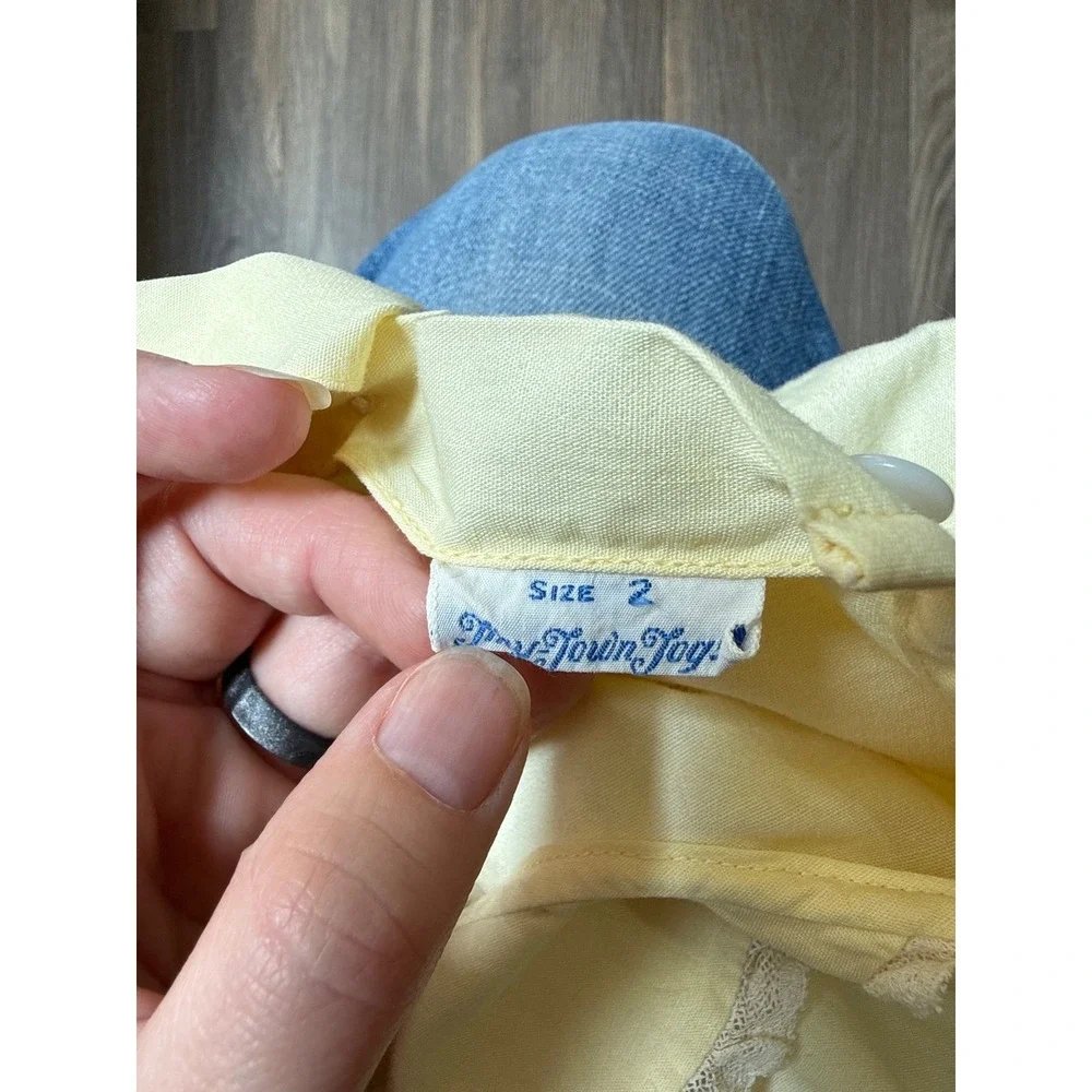 VTG Tiny Togs Town Girls 2T‎ Yellow Collared Dress Embroidered Strawberries